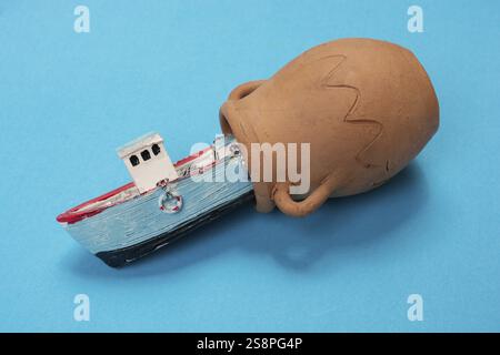 Modello di barca a vela vecchia posto su sfondo rosa. Scatto orizzontale Foto Stock