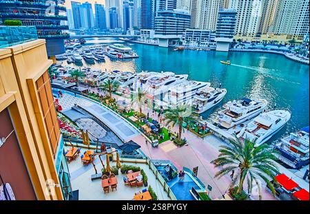DUBAI, Emirati Arabi Uniti - 2 MARZO 2020: La vista dall'alto sui caffè all'aperto di Marina Mall, il vicolo delle palme e lo yacht club di Dubai Marina, il 2 marzo a Dubai Foto Stock