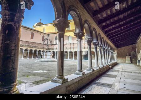 Colonne, chiostro, cortile, chiesa, Chiesa di San Michele in Isola, cimitero isola Cimitero di San Michele, Venezia, Veneto, Italia, Europa Foto Stock