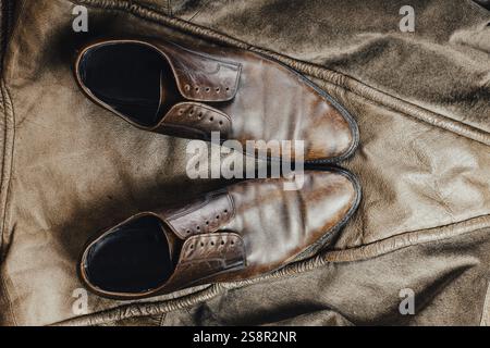 Vista dall'alto delle scarpe marroni in pelle su una giacca rustica, per un tocco vintage Foto Stock