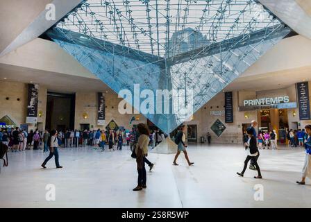 Parigi, Francia, grande folla di persone, visita al centro commerciale francese, "le Carousel du Louvre", all'interno della piramide invertita Foto Stock