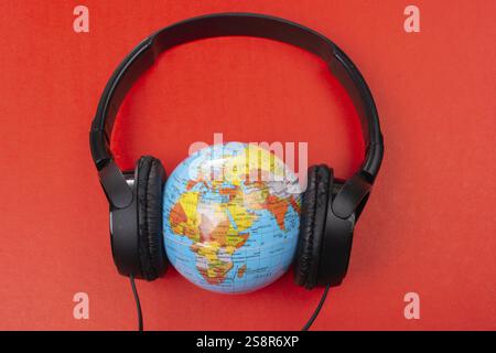 Auricolare a globo isolato sul rosso Foto Stock
