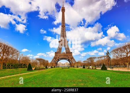 La vista della torre Eifell da Champ de Mars, Francia Foto Stock
