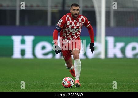 Milano, Italia. 22 gennaio 2025. David Lopez di Girona FC in azione durante la fase MD7 di UEFA Champions League 2024/25 tra AC Milan e Girona FC allo Stadio Giuseppe Meazza tra AC Milan e 22 gennaio 2025 a Milano. Crediti: Marco Canoniero/Alamy Live News Foto Stock