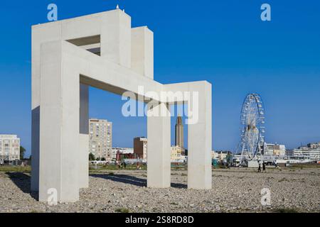 Francia, regione della Normandia, Senna marittima (dipartimento), le Havre, spiaggia, opera d'arte SU#3, artisti Sabina Lang e Daniel Baumann, ruota panoramica, campanile della chiesa di San Giuseppe Foto Stock