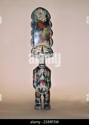 Arte Tribale: Ashanti figura femminile carryng un bambino sulla schiena. Legno intagliato, Ghana, Africa. Foto Stock