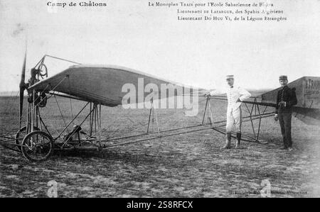 I luogotenenti Henri de Lafargue e Tay do-Hu-vi posano accanto al monoplano del treno destinato all'unità sahariana a Biskra (Algeria), nel campo di Châlons. 1912 Foto Stock