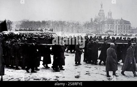 Fotografia scattata durante i funerali delle vittime del Bloody Sunday il massacro di Petrograd. In data xx secolo Foto Stock
