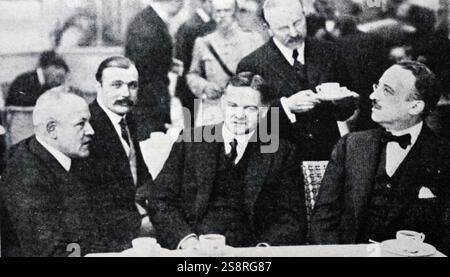 Fotografia del presidente Herbert Hoover (1874-1964) ristoranti francese con i funzionari del governo. In data xx secolo Foto Stock
