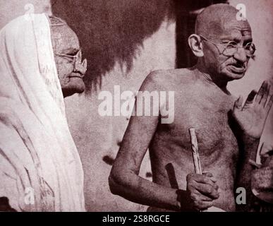 Il Mahatma Gandhi e sua moglie Kasturba, a Sevagram un villaggio nello stato di Maharashtra, India. Sevagram era il luogo di Mohandas Gandhi Ashram e la sua residenza da 1936 fino alla sua morte nel 1948 Foto Stock