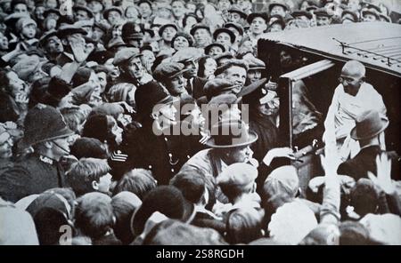 Il Mahatma Gandhi ha salutato da ben wishers come egli arriva a Londra nel 1931, durante il suo tour in Inghilterra. Mohandas Gandhi (1869 - 1948) era il leader preminente dell'Indiano movimento di indipendenza in British-governata in India. Foto Stock