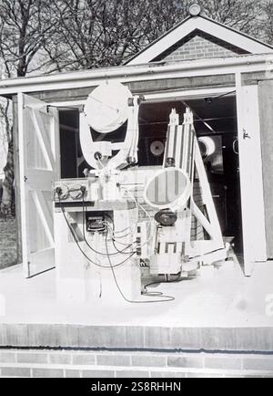 Fotografia di un Coelostat utilizzato presso la Cambridge University osservatori. Un Coelostat è uno strumento con uno specchio rotante che continuamente riflette la luce proveniente dalla stessa zona di cielo, usato per monitorare il percorso di un oggetto celeste. In data xx secolo Foto Stock