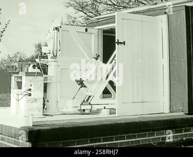 Fotografia di un Coelostat utilizzato presso la Cambridge University osservatori. Un Coelostat è uno strumento con uno specchio rotante che continuamente riflette la luce proveniente dalla stessa zona di cielo, usato per monitorare il percorso di un oggetto celeste. In data xx secolo Foto Stock