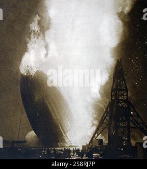 Fotografia scattata durante il disastro Hindenburg. Un passeggero tedesco dirigibile LZ 129 Hindenburg preso fuoco e fu distrutta mentre si tenta di dock presso la Naval Air Station Lakehurst. In data xx secolo Foto Stock