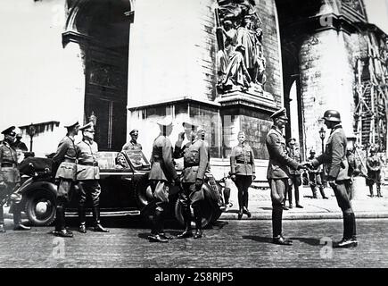 Fotografia di ufficiali tedeschi a Place Etoile, sotto l'Arco di Trionfo, Parigi; durante l'occupazione tedesca della Francia 1940. In data xx secolo Foto Stock