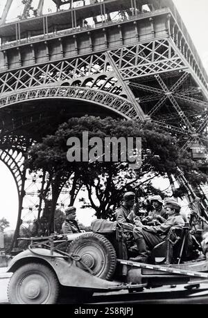 La Seconda Guerra mondiale: i soldati tedeschi a sedersi in un veicolo sotto la Torre Eiffel in quanto occupano Parigi, durante l'invasione della Francia 1940. In data xx secolo Foto Stock