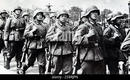 La Seconda Guerra mondiale: i soldati tedeschi occupano Parigi, durante l'invasione della Francia 1940. In data xx secolo Foto Stock