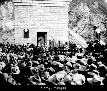 Il presidente indonesiano Sukarno Ahmed assiste al funerale di Mohandas Karamchand Gandhi dopo fu assassinato nel giardino di casa Birla presso il 30 gennaio 1948. Foto Stock