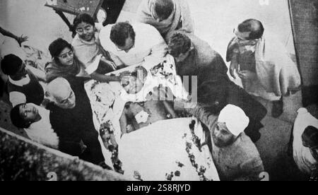 Funerali di Mohandas Karamchand Gandhi dopo fu assassinato nel giardino di casa Birla presso il 30 gennaio 1948. Gandhi (1869 - 1948), è stato il leader preminente dell'Indiano movimento di indipendenza in British-governata in India. Impiegando sulla disobbedienza civile, Gandhi India led all indipendenza e ispirato i movimenti per i diritti civili e la libertà in tutto il mondo Foto Stock