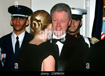 Carolyn Bessette Kennedy, moglie di John Kennedy Jr., a sinistra, parla con U. Il Presidente Bill Clinton durante la linea di ricevimento alla cena di Stato per il primo Ministro britannico Tony Blair alla Casa Bianca, 5 febbraio 1998 a Washington, D.C. Foto Stock