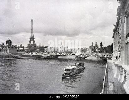 Esposizione Universelle (Fiera Mondiale) Parigi, 1900; fotografia in bianco e nero; il passaggio pedonale di Alma; vista sulla Senna che guarda verso la Torre Eiffel Foto Stock