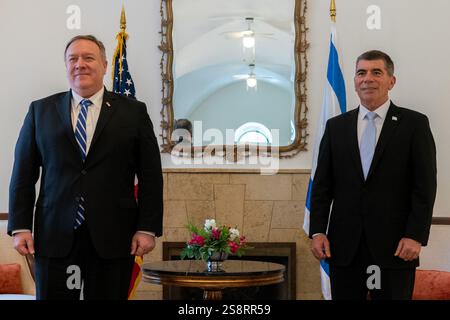 Il Segretario di Stato degli Stati Uniti Michael R. Pompeo incontra in Israele il ministro degli Esteri israeliano designato Gabi Ashkenazi il 13 maggio 2020 Foto Stock