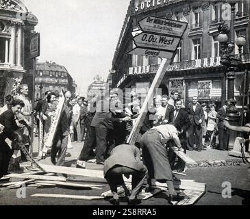 Parigini che abbattono i cartelli tedeschi a Parigi dopo la fine della seconda guerra mondiale Foto Stock