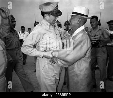 La Corea diventa una nazione indipendente. Il generale dell'esercito Douglas MacArthur, comandante supremo delle potenze alleate (a sinistra) e il dottor Syngman Rhee, primo presidente della Corea, si salutano calorosamente all'arrivo del generale alla base dell'aeronautica di Kimpo, su invito del presidente Rhee. Il generale e la signora MacArthur fecero il primo viaggio in Corea, per vedere un'occasione di buon auspicio che per la prima volta in oltre 40 anni fu la libertà e l'indipendenza Foto Stock