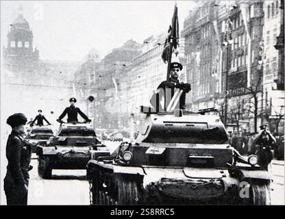 Carri armati e esercito tedeschi passavano per le strade di Praga, Cecoslovacchia nel 1939 all'inizio della seconda guerra mondiale Foto Stock