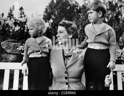 Sua altezza reale la Regina Elisabetta II con il Principe Carlo e la Principessa Anna. Elisabetta II (Elizabeth Alexandra Mary; nata il 21 aprile 1926) è Regina del Regno Unito e di altri 14 regni del Commonwealth. Carlo, Principe di Galles (Charles Philip Arthur George; nato il 14 novembre 1948), è l'erede apparente al trono britannico come il figlio maggiore della regina Elisabetta II Anna, Principessa reale KG, KT, GCVO, QSO, CD (Anne Elizabeth Alice Louise; nata il 15 agosto 1950), è la seconda figlia femmina della regina Elisabetta II e del principe Filippo, duca di Edimburgo Foto Stock