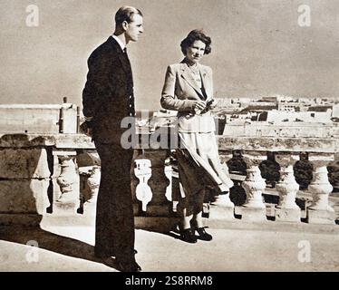 La principessa Elisabetta e il duca di Edimburgo sulla terrazza di Villa Guardamangia a Malta. Elisabetta II (Elizabeth Alexandra Mary; nata il 21 aprile 1926) è Regina del Regno Unito e di altri 14 regni del Commonwealth. Principe Filippo, duca di Edimburgo (nato principe Filippo di Grecia e Danimarca, poi Filippo Mountbatten; 10 giugno 1921 – 9 aprile 2021), era il marito della regina Elisabetta II Foto Stock