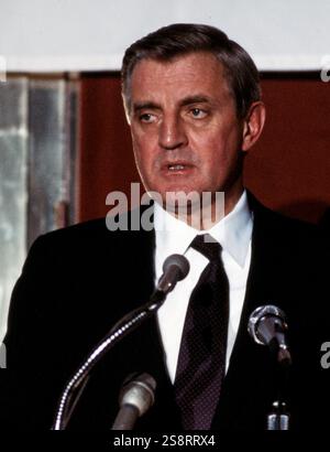 Walter Frederick "Fritz" Mondale (5 gennaio 1928 – 19 aprile 2021) è stato un avvocato e politico statunitense, 42° vicepresidente degli Stati Uniti d'America dal 1977 al 1981 sotto il presidente Jimmy Carter. Senatore statunitense dal Minnesota dal 1964 al 1976, è stato il candidato del Partito Democratico alle elezioni presidenziali del 1984, ma ha perso contro Ronald Reagan Foto Stock