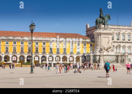 Lisbona, Portogallo - 27 agosto 2023: Persone che camminano nella Praca do Comercio. La piazza è uno dei luoghi più famosi della città ed è il luogo in cui si trova Foto Stock