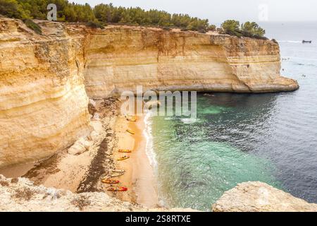 Spiaggia di Corredoura in Algarve, Portogallo Foto Stock