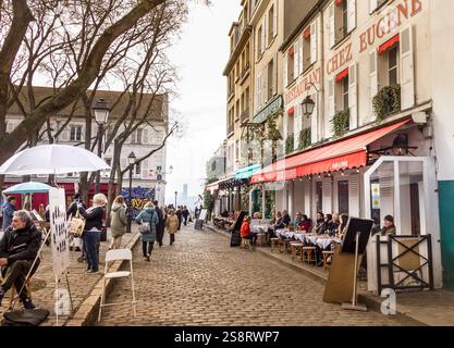 Parigi, Francia - 6 marzo 2023: Persone che camminano nel quartiere di Montmartre. Il quartiere tradizionale e' famoso per i suoi artisti, caffe', ristoranti e. Foto Stock