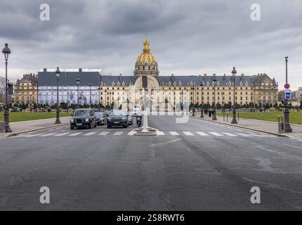 Parigi, Francia - 4 marzo 2023: Persone che camminano di fronte all'Hôtel des Invalides. Il complesso in comprende gli edifici per l'ospedale e un pensionamento Foto Stock