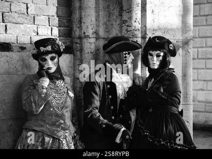 VENEZIA, ITALIA - 16 FEBBRAIO 2015: Tre maschere in Piazza San Marco durante il tradizionale Carnevale. Il Carnevale di Venezia è un evento annuale che Foto Stock