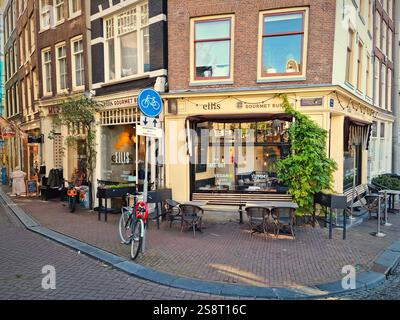 Amsterdam, Paesi Bassi - 4 ottobre 2021: Caffè nel centro di Amsterdam. La città è sede di una grande varietà di ristoranti, caffè e terrazze Foto Stock