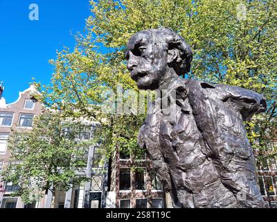 Amsterdam, Paesi Bassi - 4 ottobre 2021: Statua dello scrittore olandese Multatuli nel ponte Torensluis sul canale Singel. L'autore era bes Foto Stock