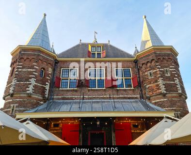 Il Waag ("casa del peso") in piazza Nieuwmarkt, Amsterdam, Paesi Bassi. L'edificio storico era originariamente una porta della città. Foto Stock