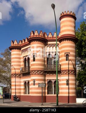 SIVIGLIA, SPAGNA - 16 MARZO 2016: Vista esterna dell'Ufficio municipale del turismo ospitato nell'edificio della sala da cucire della regina (Costurero de la Reina) Foto Stock