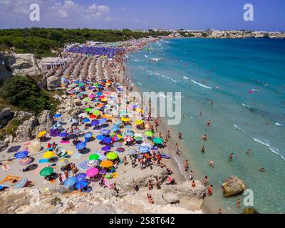 Torre dell'Orso, Italia - 6 agosto 2021: Veduta aerea della spiaggia affollata. Foto Stock