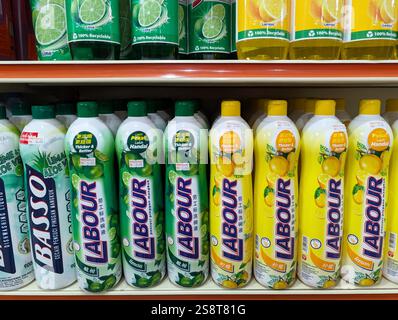 Kota Kinabalu, Malesia - 20 gennaio 2025: Detersivo per lavastoviglie di marca Labour esposto in vendita sugli scaffali del supermercato malese Foto Stock