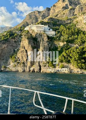 Grand Hotel Tritone a Pariano da un'escursione al tramonto Foto Stock