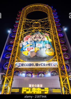 Statua gigante Dotonbori di notte sulla ruota panoramica di Osaka Foto Stock