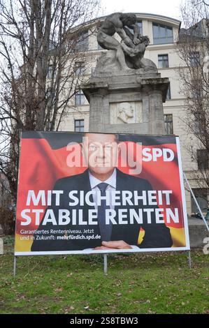 Berlino, Germania - 21 gennaio 2025 - poster elettorale di Olaf Scholz su Karlplatz a Mitte. (Foto di Markku Rainer Peltonen) Foto Stock
