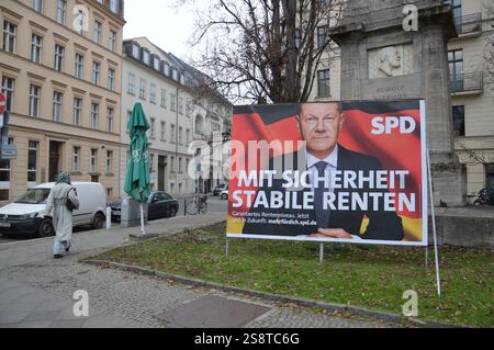 Berlino, Germania - 21 gennaio 2025 - poster elettorale di Olaf Scholz su Karlplatz a Mitte. (Foto di Markku Rainer Peltonen) Foto Stock