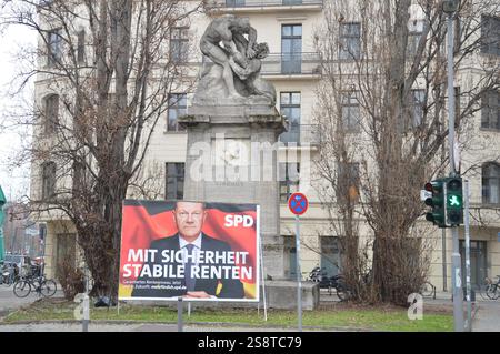 Berlino, Germania - 21 gennaio 2025 - poster elettorale di Olaf Scholz su Karlplatz a Mitte. (Foto di Markku Rainer Peltonen) Foto Stock