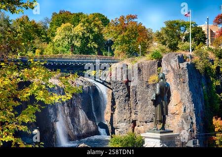 Statua di Alexander Hamilton, di Franklin Simmons, affacciata sulle Great Falls del fiume Passaic, Paterson, New Jersey, USA Foto Stock