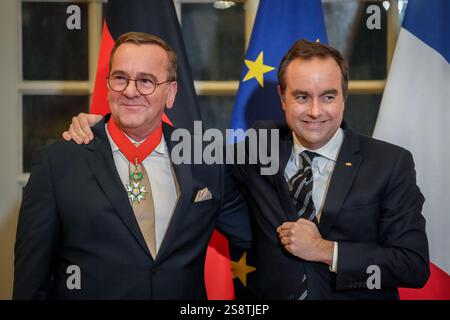 Parigi, Francia. 23 gennaio 2025. Boris Pistorius (SPD, l), ministro federale della difesa, riceve l'ordine al merito "l'Ordre National de la Légion d'Honneur" dal suo omologo francese Sebastién Lecornu all'Hotel des Invalides. Crediti: Kay Nietfeld/dpa/Alamy Live News Foto Stock